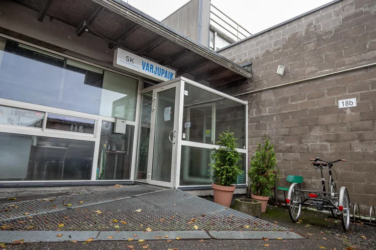 Täiskasvanute varjupaik asub Suur-Posti 18b ja seda haldab mittetulundusühing Sotsiaalne Kaasatus.