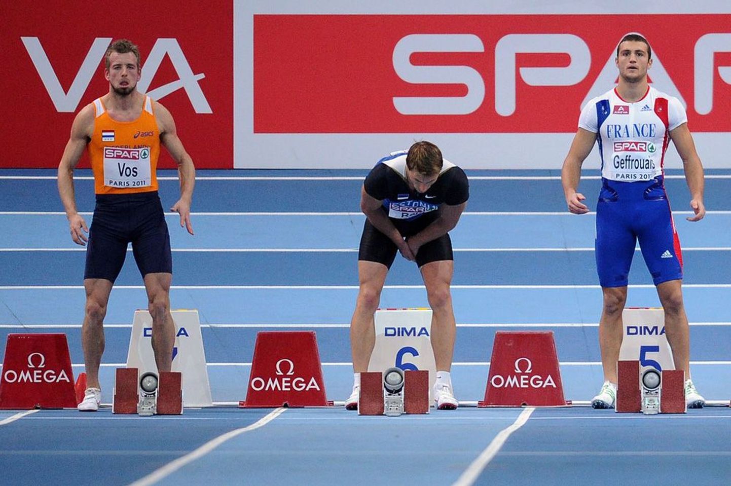 Andres Raja hoidis juba enne 60 m jooksu starti vigastust aimates reiest kinni. Sarnaselt seitsmevõistleja ebaõnnestumisega esines terve Eesti  EM-koondis.