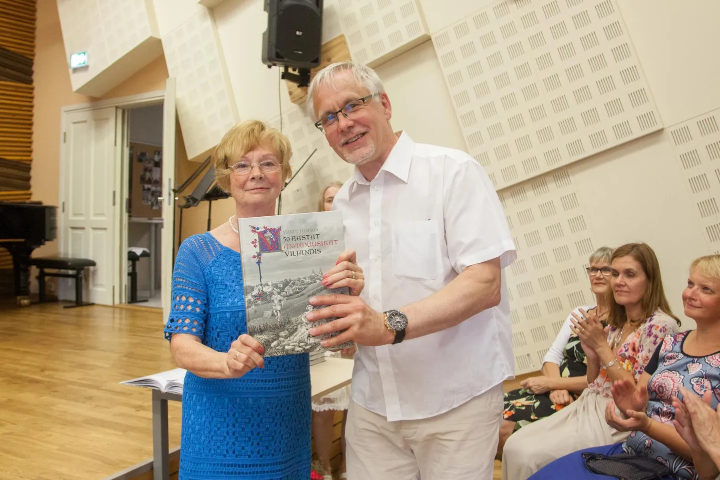 Viljandi Linnakapelli loo talletanud Maret Tomson ja selle kirjastamise projekti vedanud Anti Einpaul värske köitega