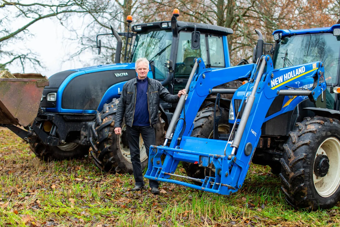 Ratsimäe talu peremees Aare Markvart lükkab lund Valga vallas Pugritsa ja Kaagjärve-Raavitsa piirkonnas. Esialgu sahk alles ootab traktori külge kinnitamist, kuna enne lume tulekut jagub teisigi töid.