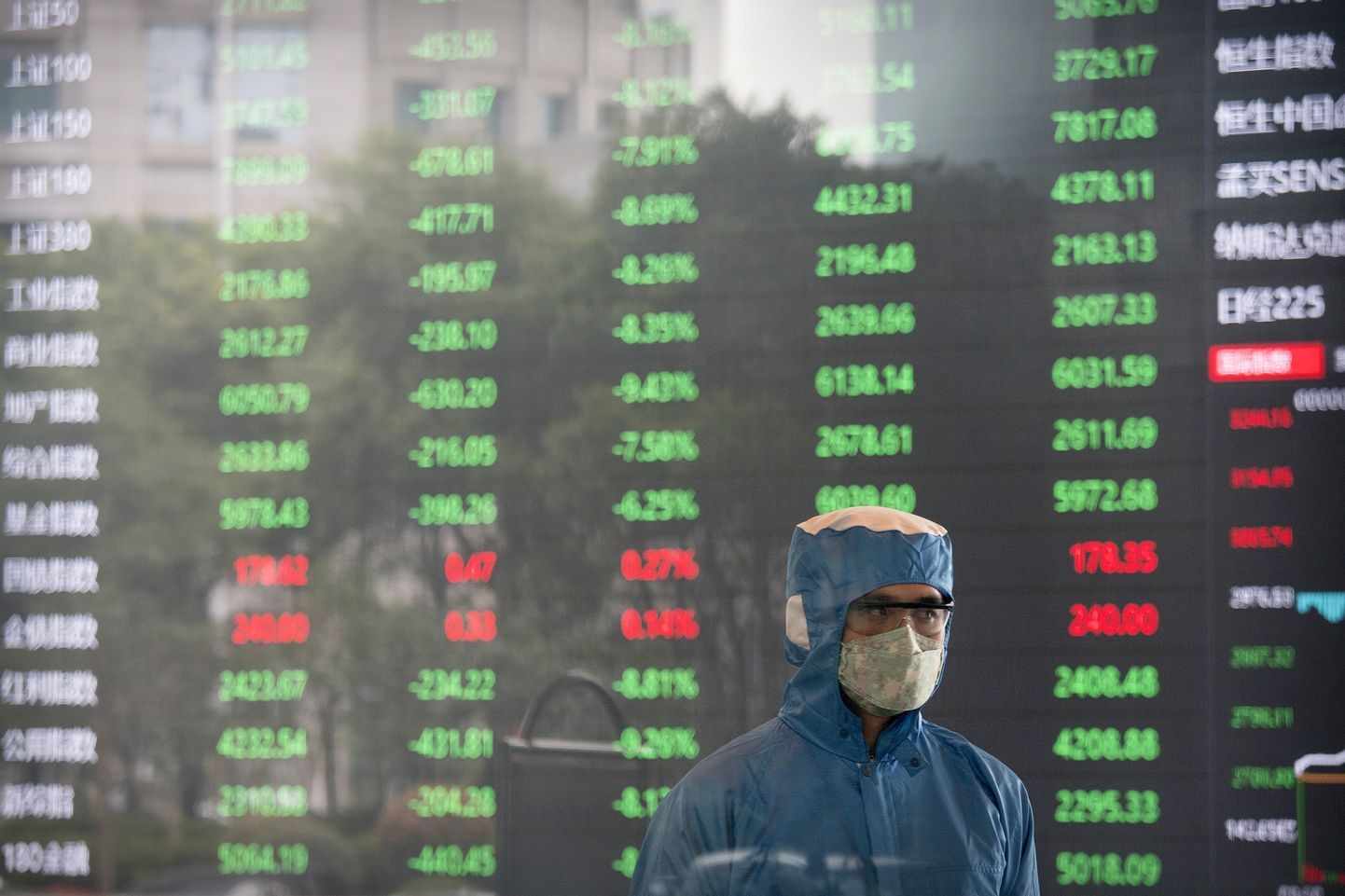 Shanghai börs langeb. Aasias märgitakse aktsiate liikumisi võrreldes läänemaailmaga vastupidiselt: miinuses aktsiad on rohelised ja plussis punased.