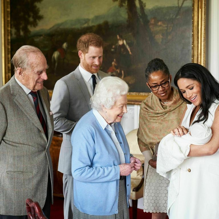 Archie Harrison Mountbatten-Windsor oma ema Sussexi hertsogina Meghani süles. Juures on Meghani ema Doria Ragland, prints Harry, prints Philip ja Elizabeth II
