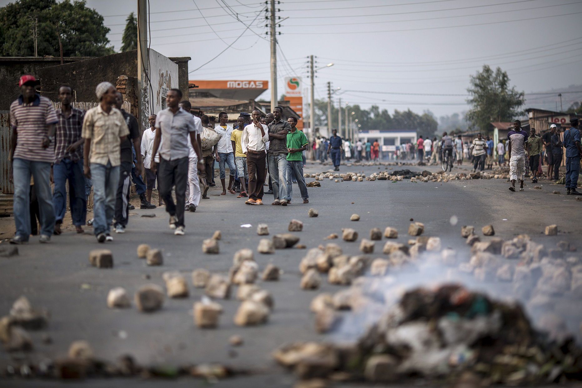 Ametis oleva Burundi presidendi Pierre Nkurunziza vastu protesteerivad meeleavaldajad