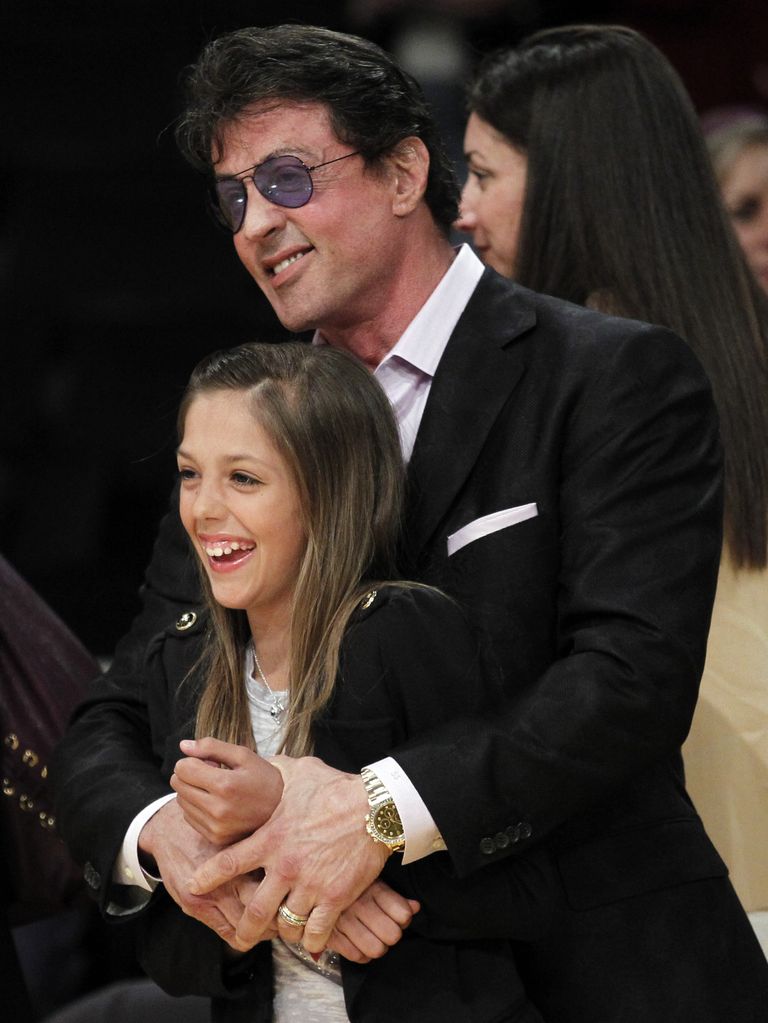 Sylvester Stallone ja tütar Sistine Rose Stallone korvpallimängul Los Angeleses, aasta 2010.