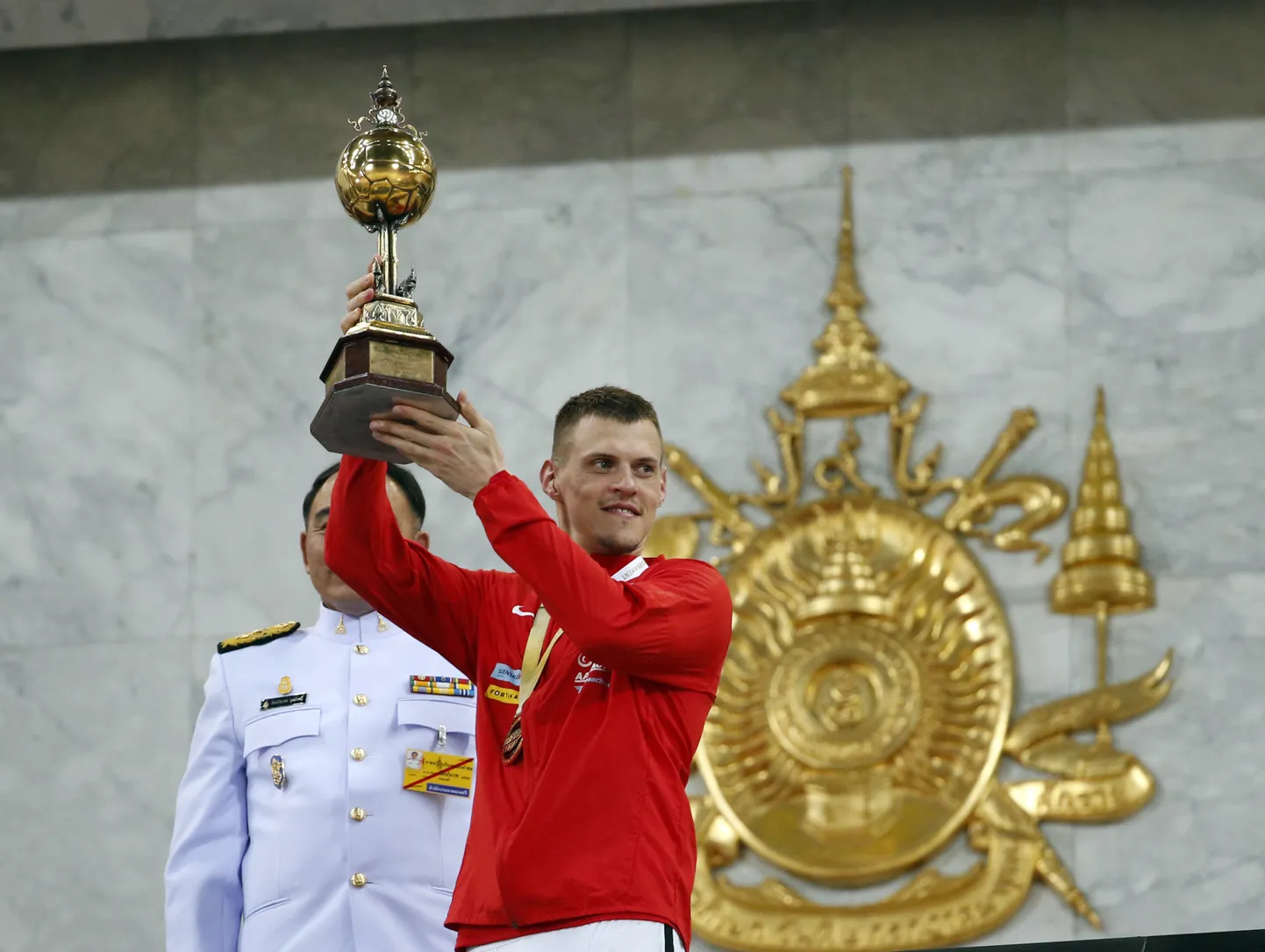 Martin Škrtel King's Cupi trofeega.