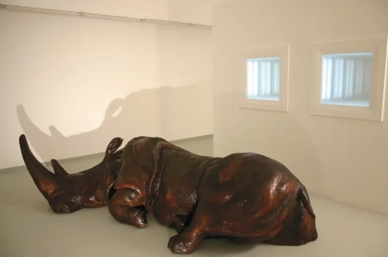 Гай Загурский. Носорог. 2004. Смешанная техника. 320 x 80 x 100 см