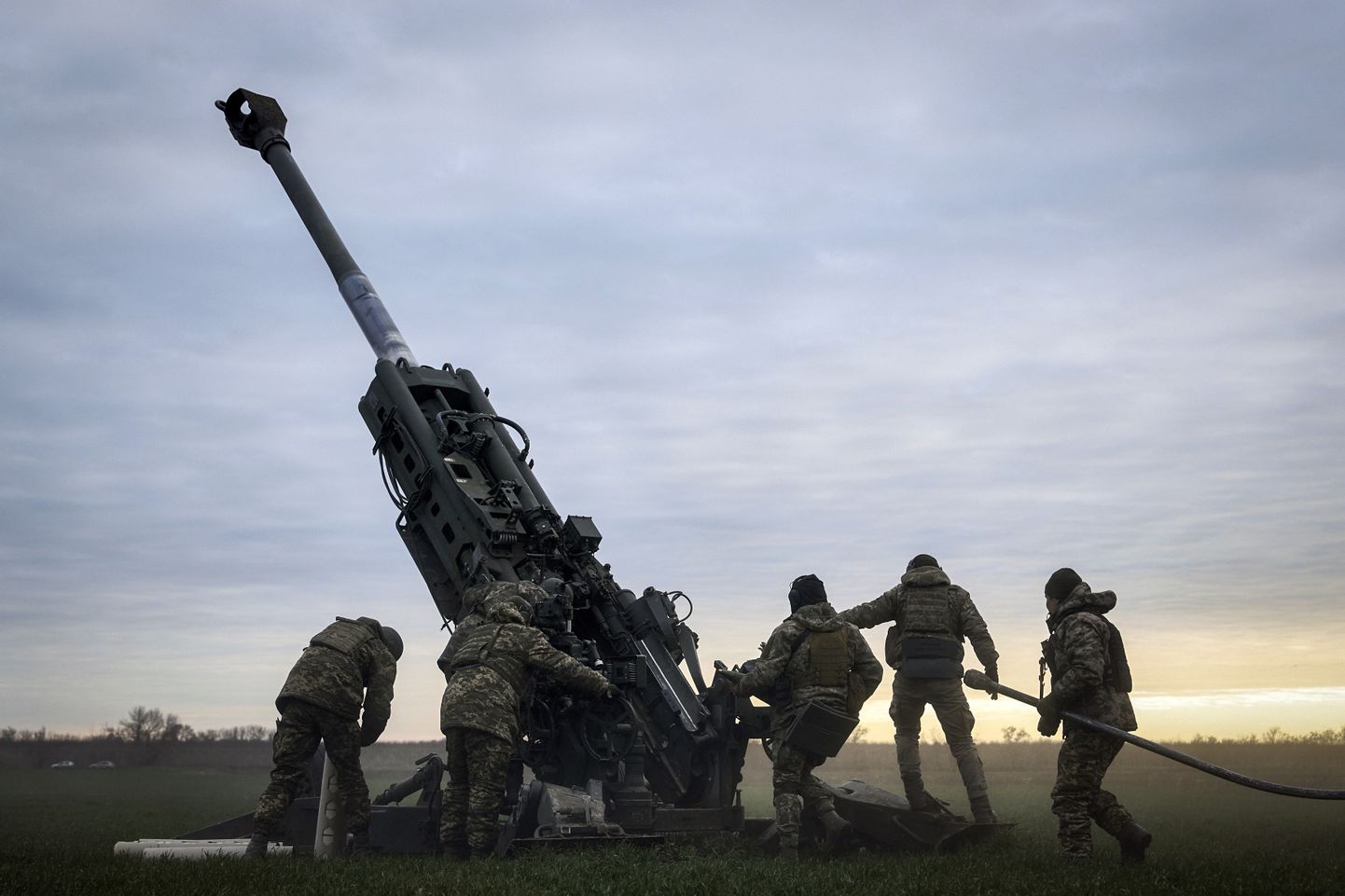 Ukraina sõjaväelased USA tarnitud haubitsaga M777.