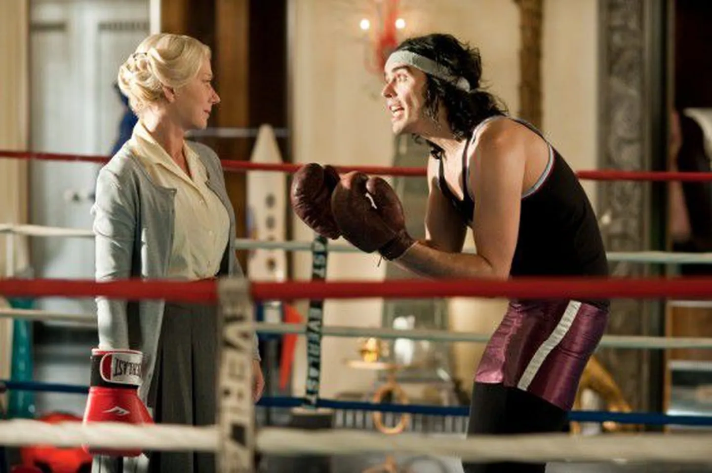 Russel Brand ja Helen Mirren filmis "Arthur".