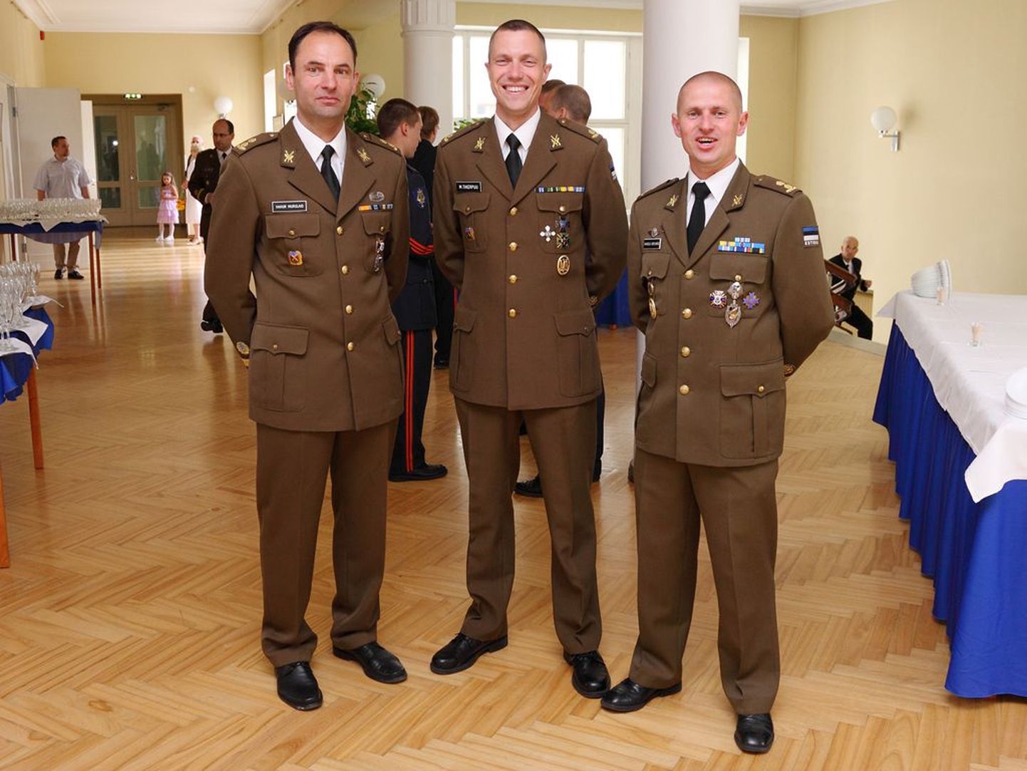 Kolonelleitnant Mati Tikerpuu koos kõrgema sõjakooli endiste ülemate kolonelleitnant Vahur Murulaiu ja kolonelleitnant Margus Koplimäega.