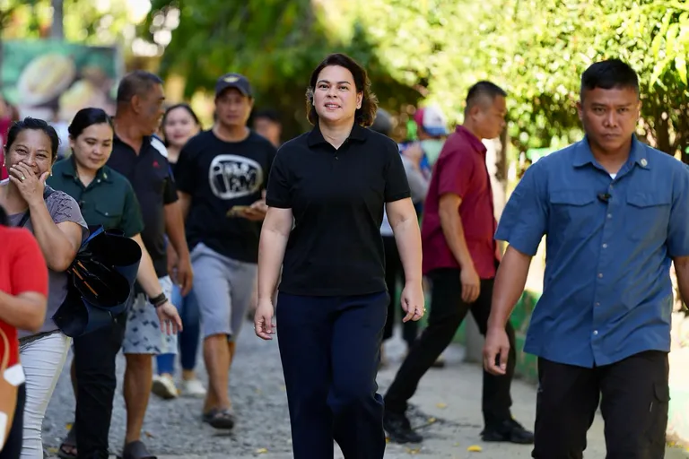 Esmaspäeval, 12. mail tehtud fotol saabub Filipiinide asepresident Sara Duterte parasjagu valimisjaoskonda Dutertede perekonna kantsis Davao linnas.
