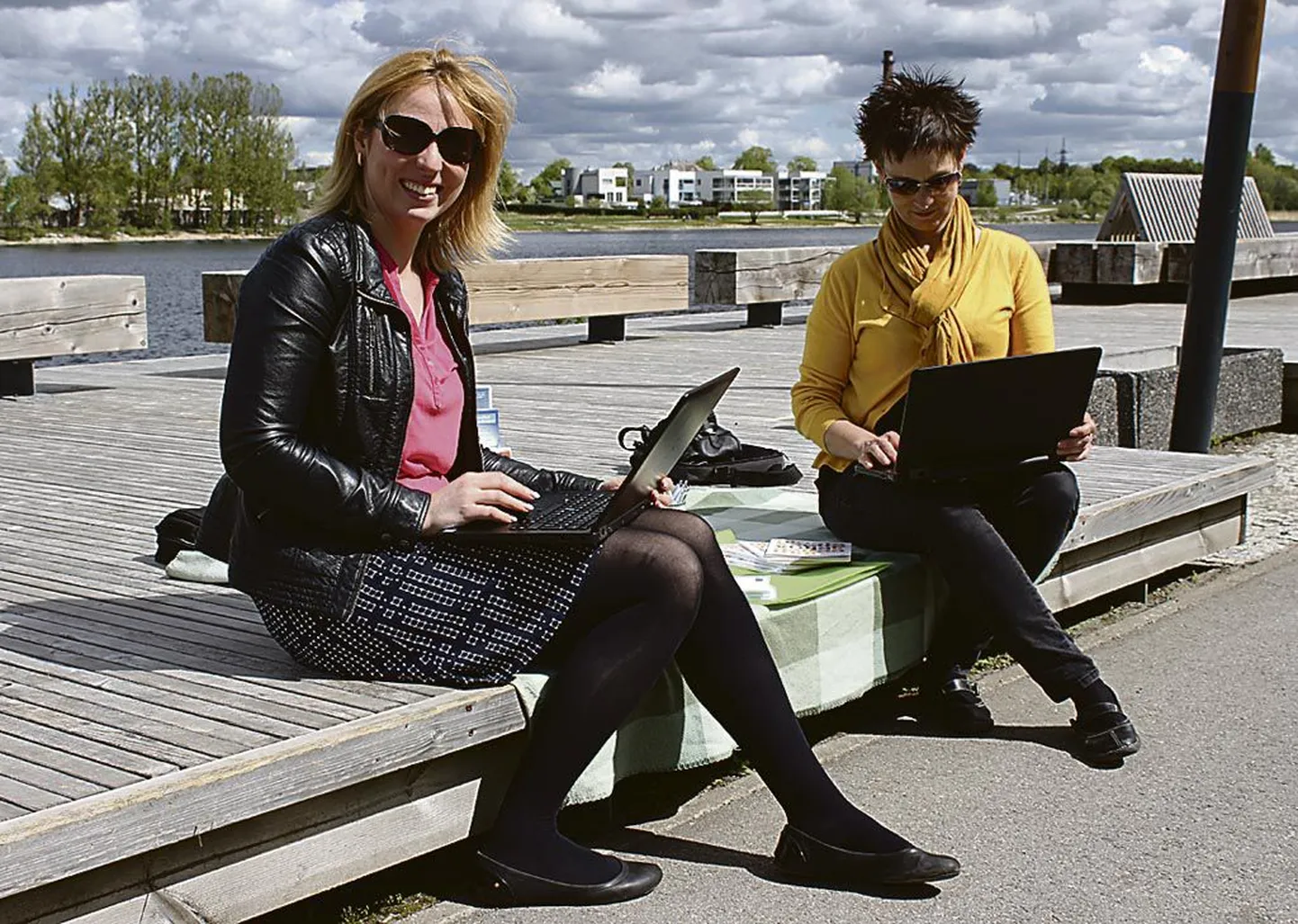 PEAKi büroojuhi Evelin Seppori (vasakul) ja ettevõtluskonsultandi Margit Kooli välikontor jõe ääres.