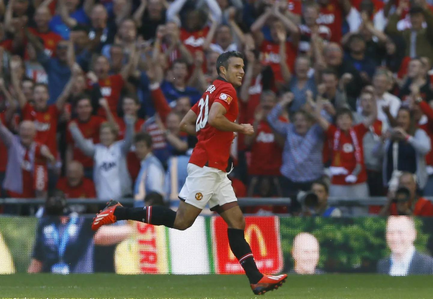 Robin Van Persie tähistamas Wigan Athleticu vastu löödud väravat.
