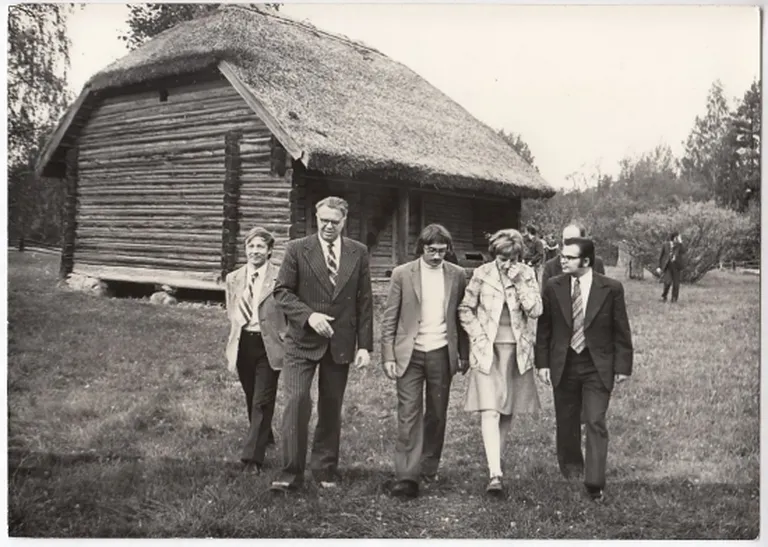 No kreisās: literāts un žurnālists Vitālijs Lozda, rakstnieks Artūrs Goba, žurnālists Jāzeps Baltinavietis un dzejnieki Olga Lisovska un Pēteris Jurciņš. Vijciema etnogrāfiskā sēta "Ielīcas", 1975. gada septembris.