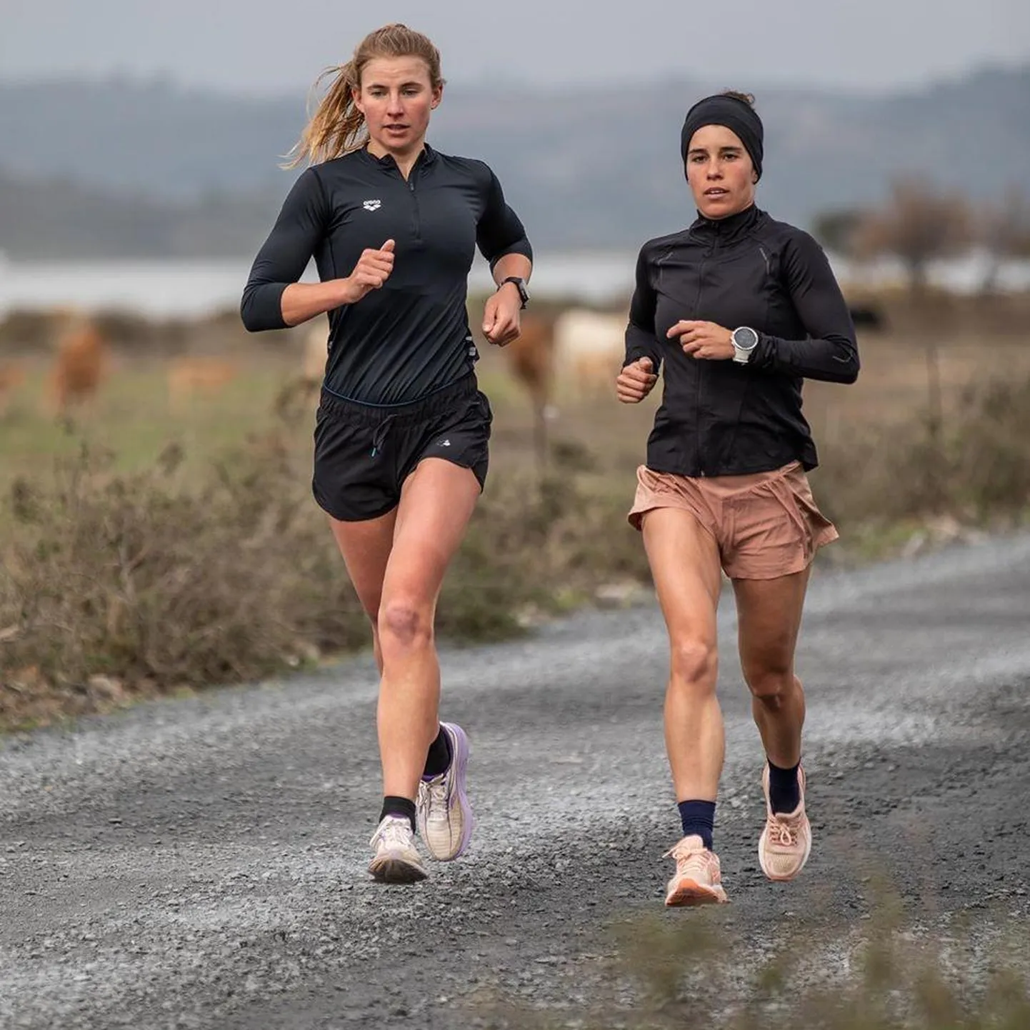 Triatleet Kaidi Kivioja (vasakul) püsib välismaal, et jätkata treenimist.