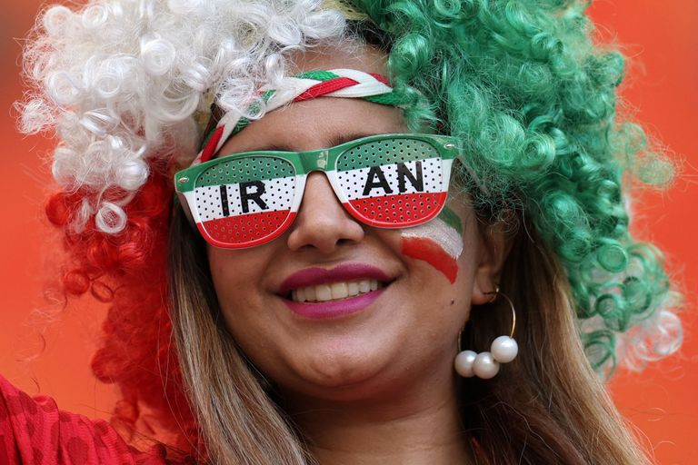 Болельщица сборной Ирана перед началом матча ЧМ-2022 между сборными Англии и Ирана. (Photo by Fadel Senna / AFP)
