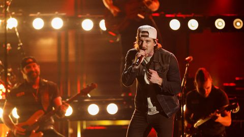 Kantrimuusik Morgan Wallen lükkas Denveri kontserdil raevunult klaveri ümber