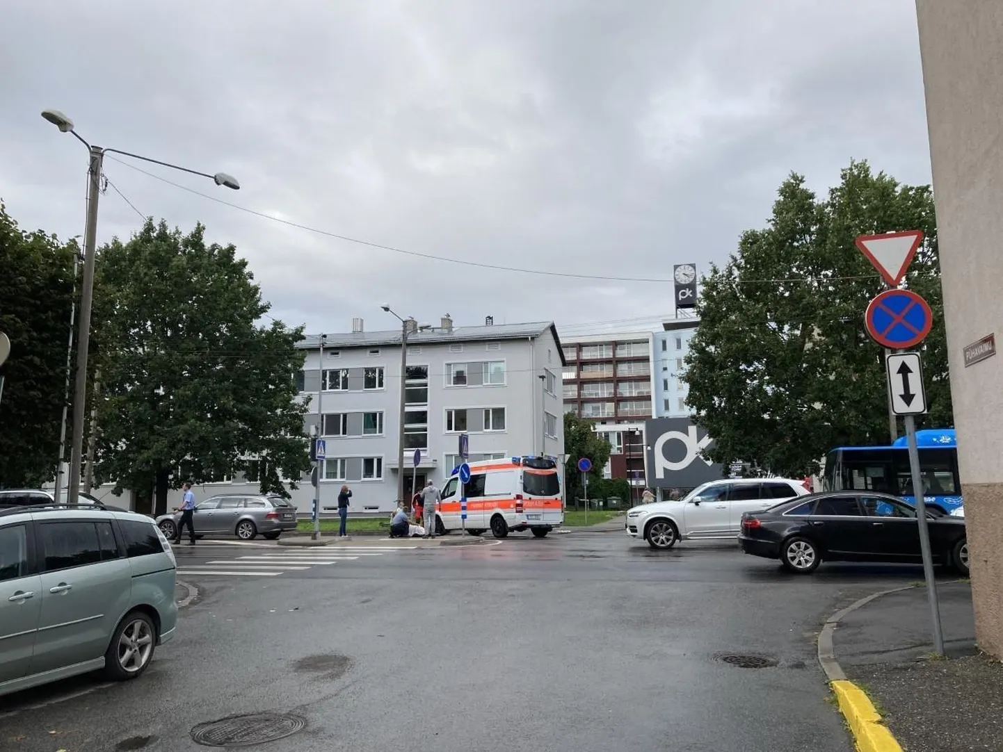 Pika ja Pühavaimu tänava ristumiskohal ülekäigurajal sai BMW-lt löögi tõukeratast käekõrval lükanud naine.