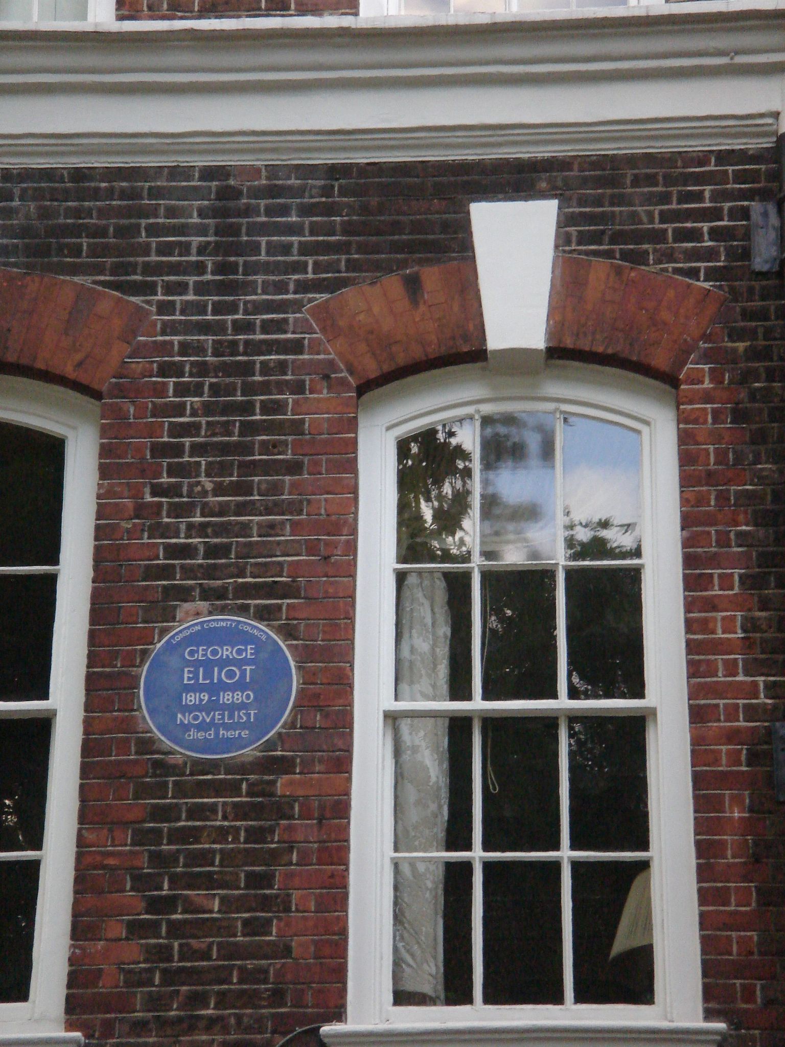Ajalooline hoone 4 Cheyne Walk Londonis.