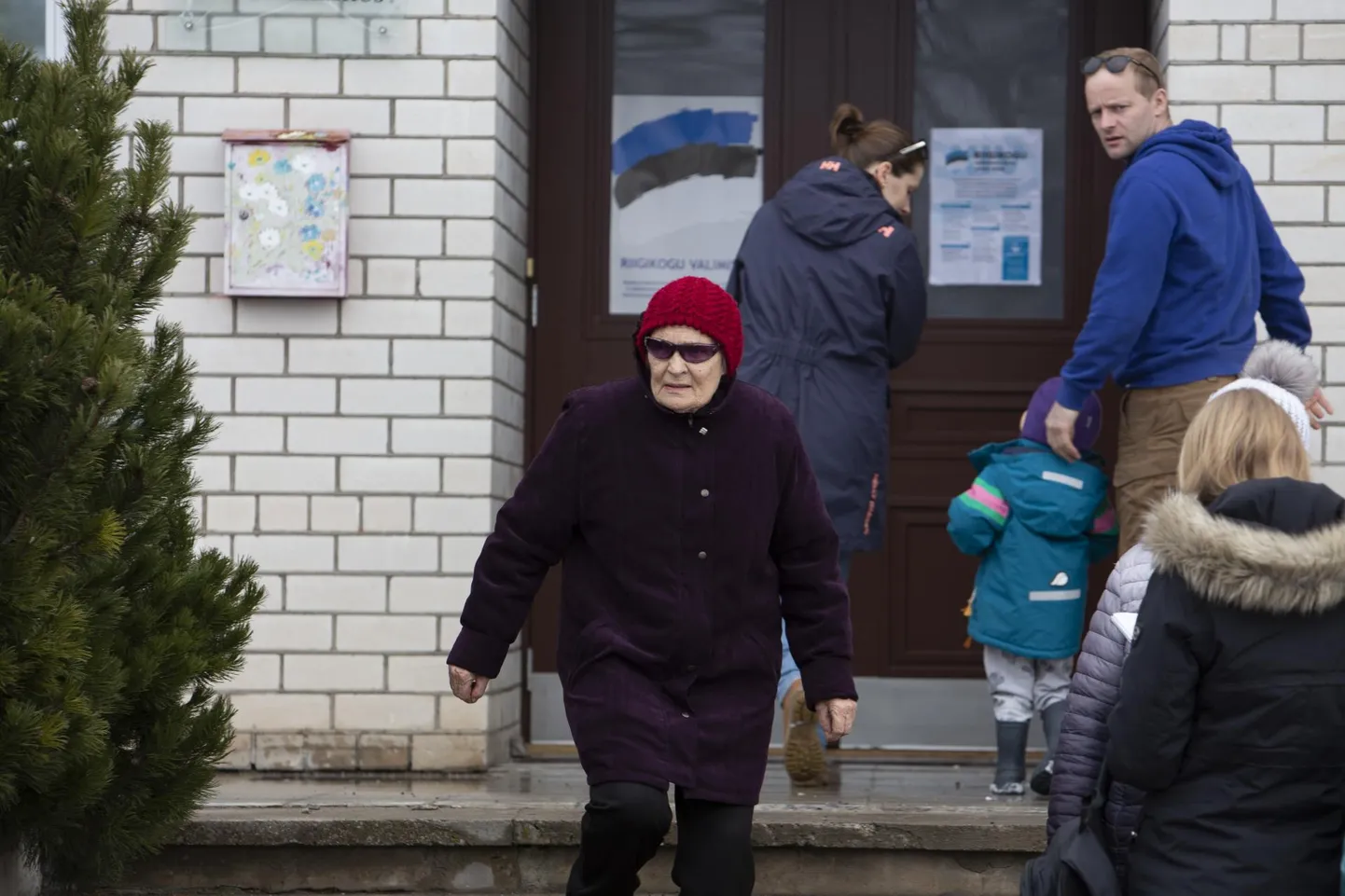 Pärnumaa valijad täitsid hoolega oma põhiseaduslikku kohust. Pildil valimised Lihulas.