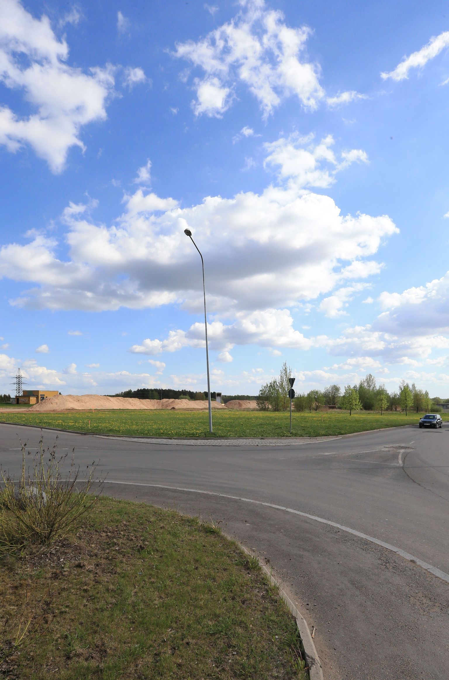 Idaringtee ehitustandri ja Mõisavahe tänava vahele jäävale maatükile kaalub linn kaubanduskeskuse planeeringu koostamist. Jutuks on olnud ka tankla.