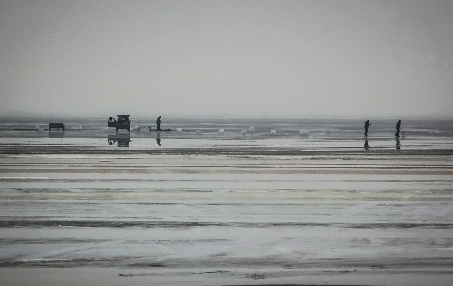 Kalamehed Pärnu lahe jääl. Foto on illustreeriv.