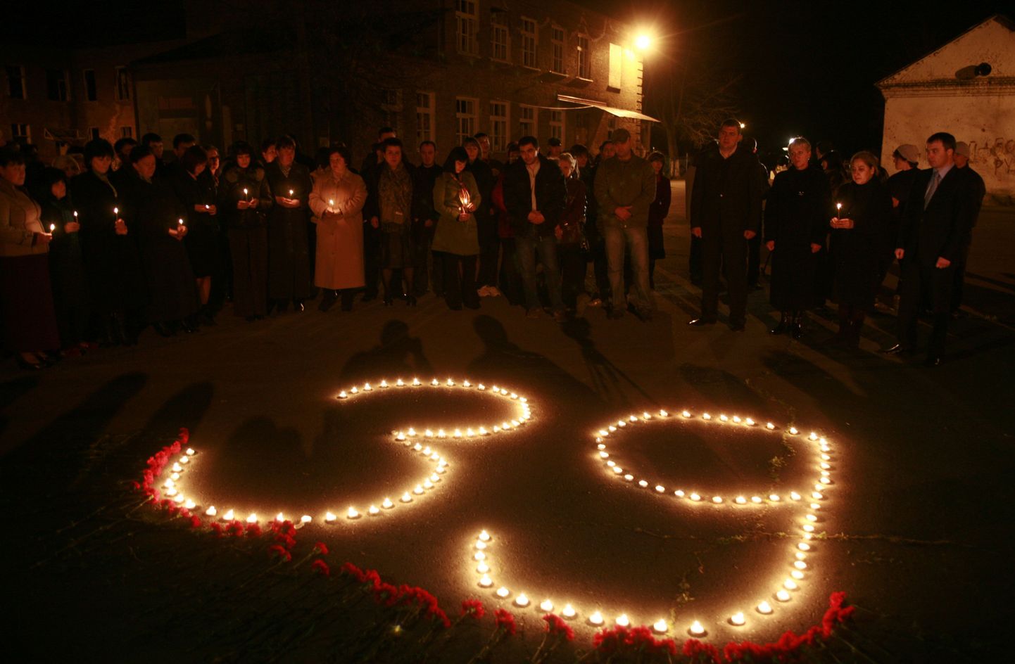 Акция в память о 39 погибших в результате терактов в московском метро.
