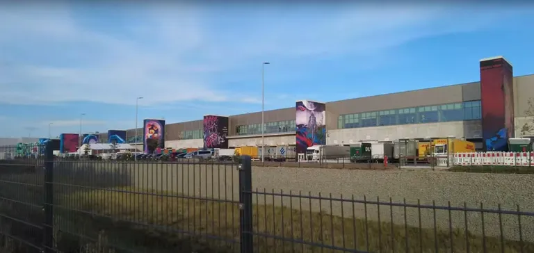 Värvikirevad maalingud Tesla Giga Berlini seintel.