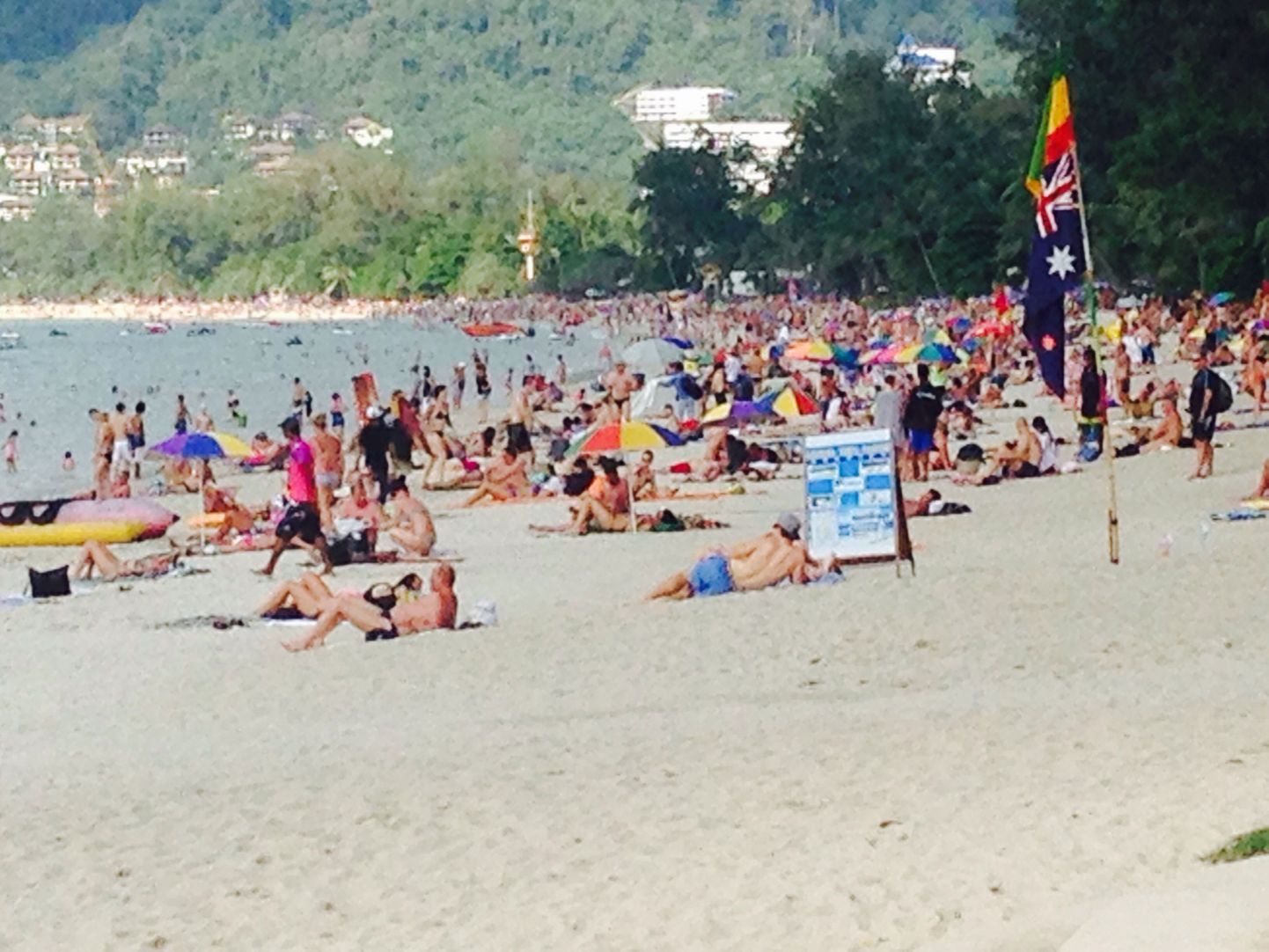Phuketi rannas tuleb turistidel lebada nüüd rannalinal.