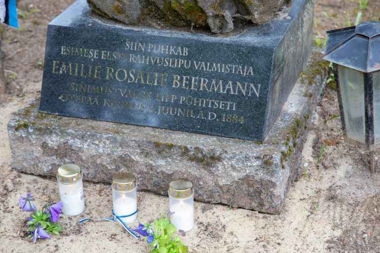 Eesti esimese lipu õmbleja Emilie Rosalie Beermann on maetud Viljandi Vanale kalmistule.