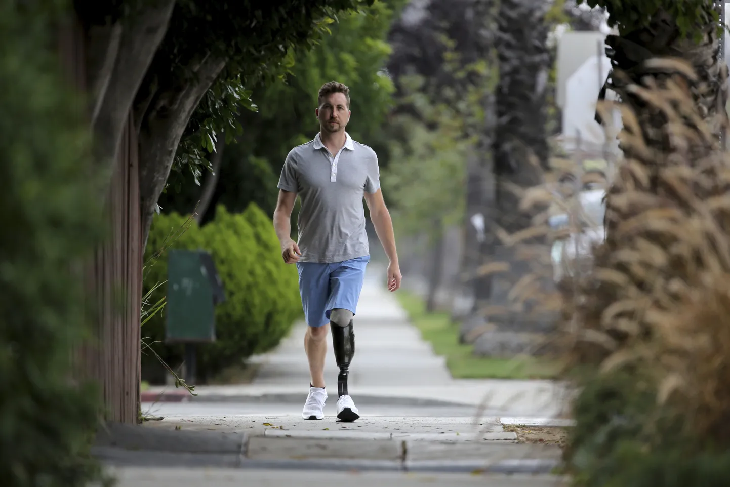 USA paraolümpialootus DeWalt Mix elas nädalavahetusel läbi sarnase vahejuhtumi nagu Vermonti osariigis langevarjuhüppel jalaproteesi kaotanud Chris Marckres. Mixi jalaprotees kukkus California osariigis Long Beachil pühapäeval pärast paati ronimist vette. Kohaliku tuletõrje sukeldujatel õnnestus protees leida alles teisipäeval. Õnnelik Mix ütles kolmapäeval, et oli juba kaotanud lootuse tehisjalga uuesti näha ning kiitis sukeldujaid kannatlikkuse eest otsingutel.