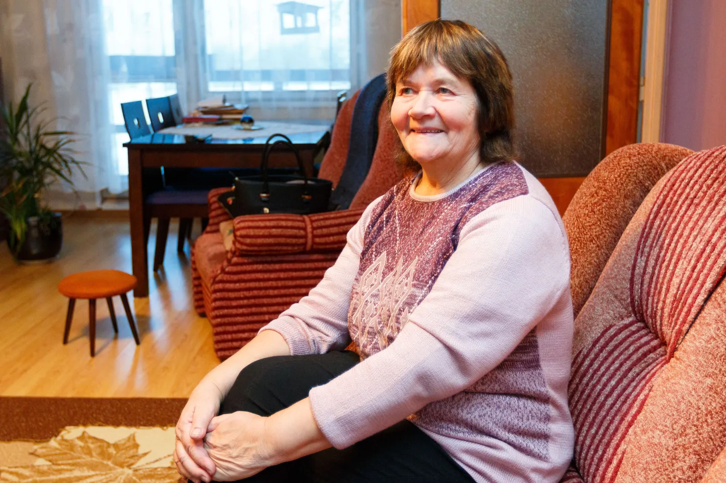 Taheva vallas Koikkülas elav pensionär Helve Muru ise toetusesaajate hulka ei kuulu, kuid ütleb, et abiks on see raha üksi elavatele eakatele kindlasti, kas või talveks küttepuude soetamisel.