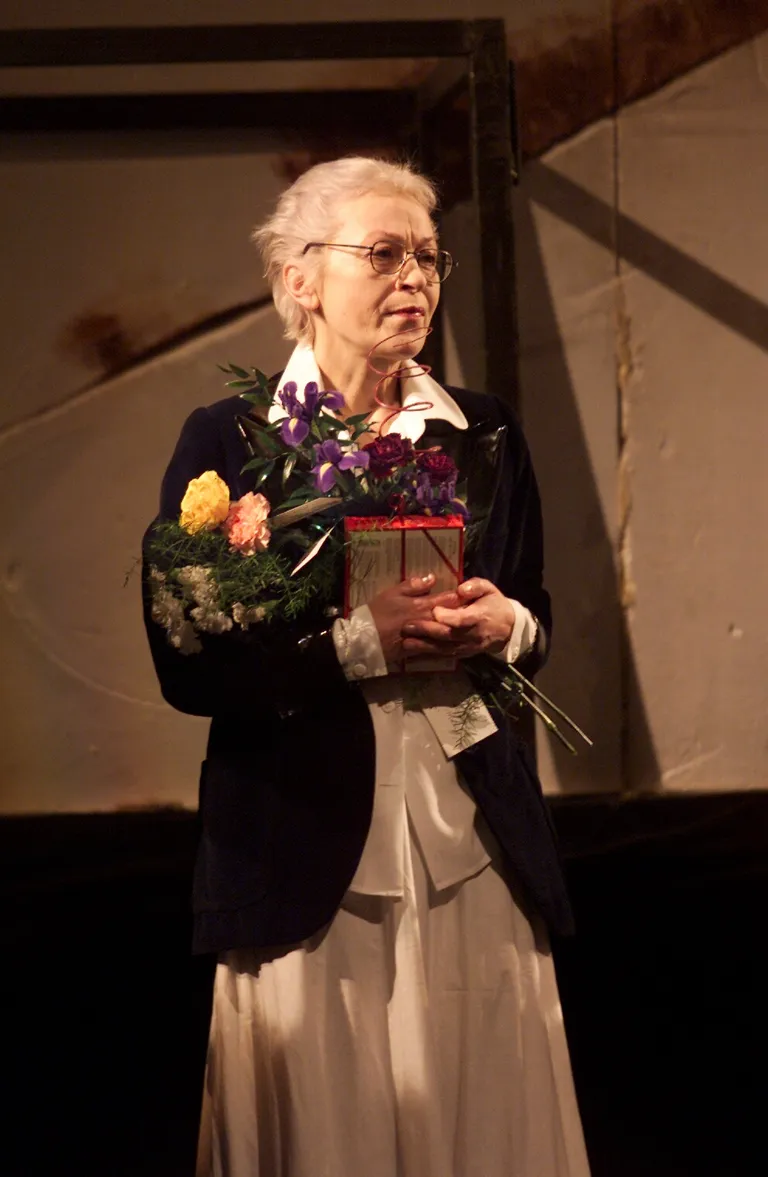 Raine Loo Vanemuises 2003 esietendunud tragöödia "Vend Antigone, ema Oidipus" lõpuaplausi ajal.