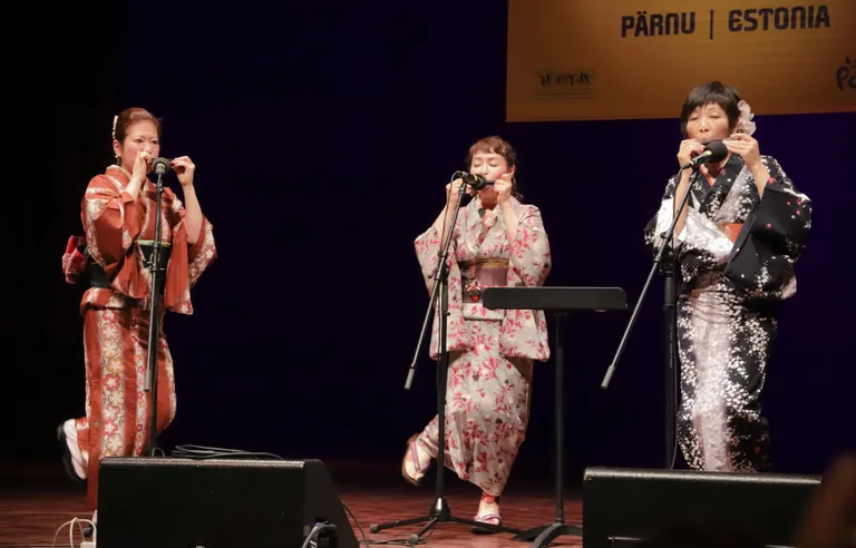 Tremolo suupillidel pakkus rahvale eksootikat Jaapani trio Comment Allez-Vous.