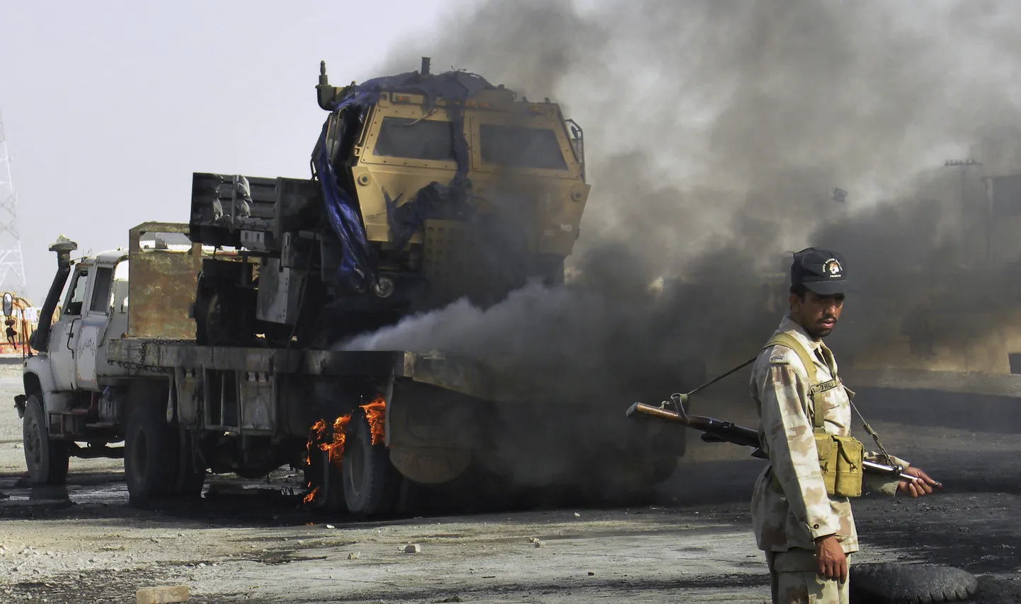 Talibani võitlejad süütasid piirilinnas Chamanis ligi 20 NATO varustusautot.