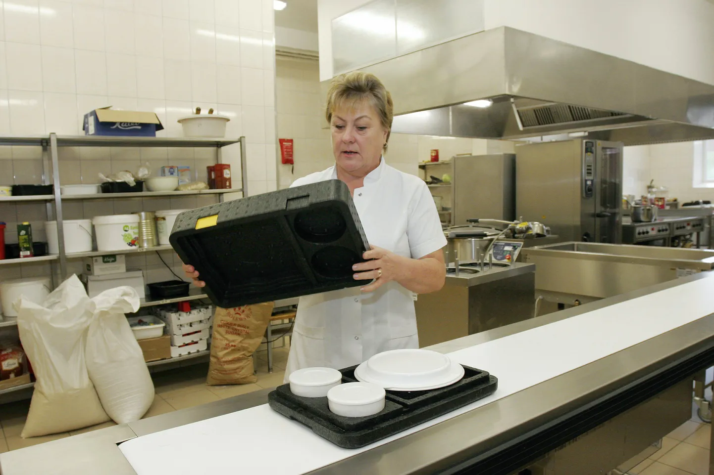 Viljandi haigla toitlustusteenistuse juht Helle Vares näitab uut kööki.