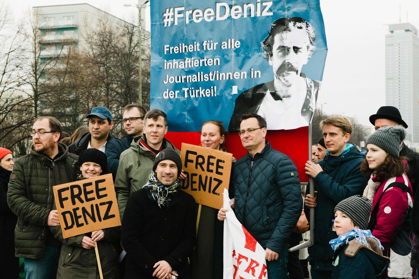 Meeleavaldajad Berliinis Deniz Yucelile vabadust nõudmas.