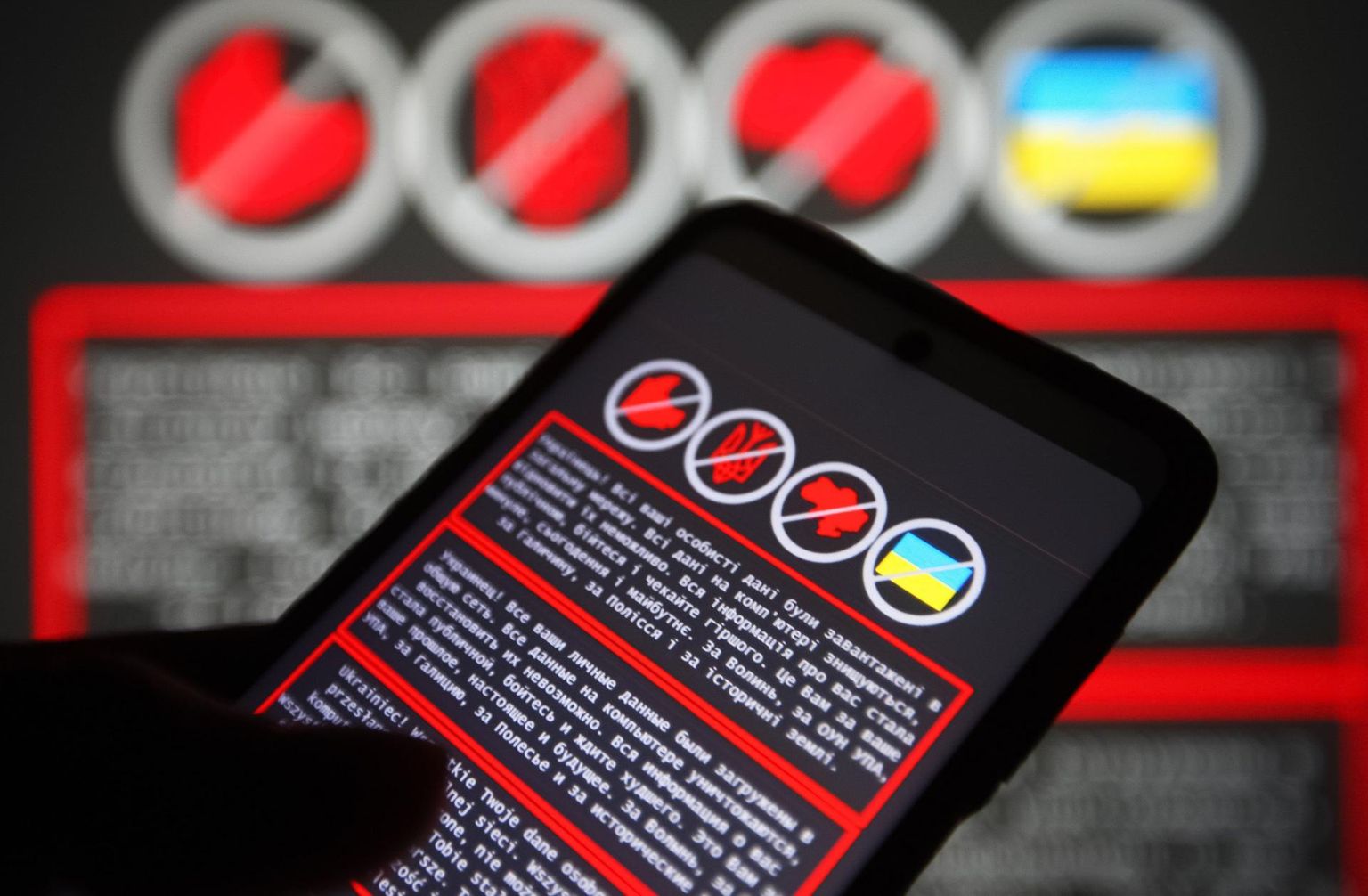Küberrünnaku tagajärjel ilmus Ukraina valitsusasutuste veebilehtedele ukraina, vene ja poola keeles hoiatus, mis käskis halvimaks valmistuda. 