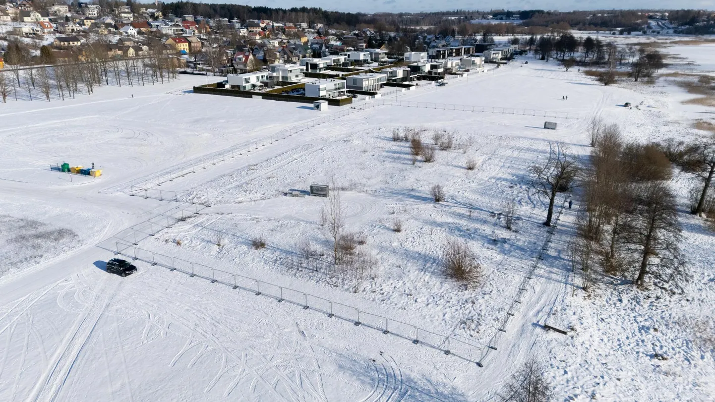 Tulevase Viljandi veekeskuse ehitusplatsi ümber on püsti pandud tellingud.