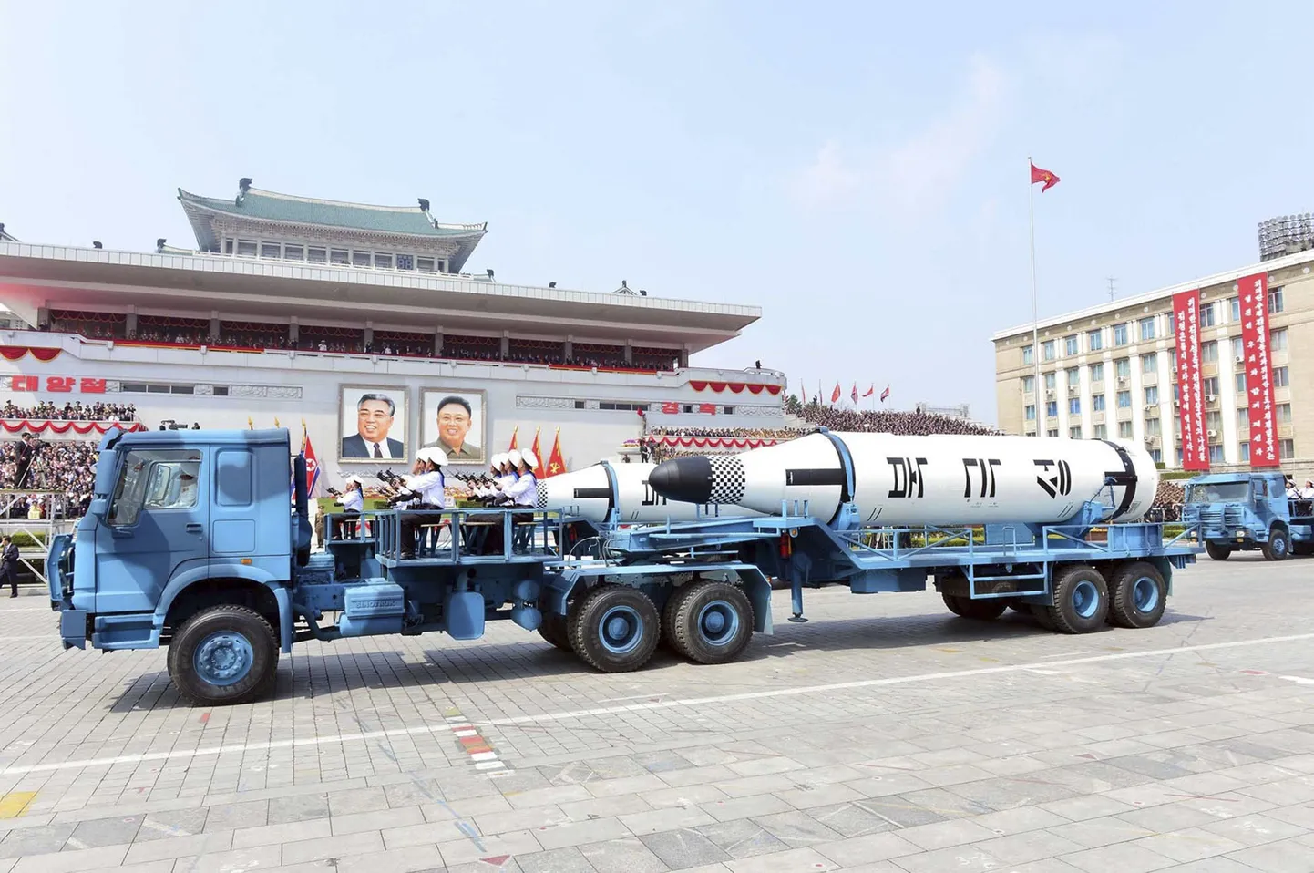 Ballistiline rakett sõjaväeparaadil Pyongyangis.