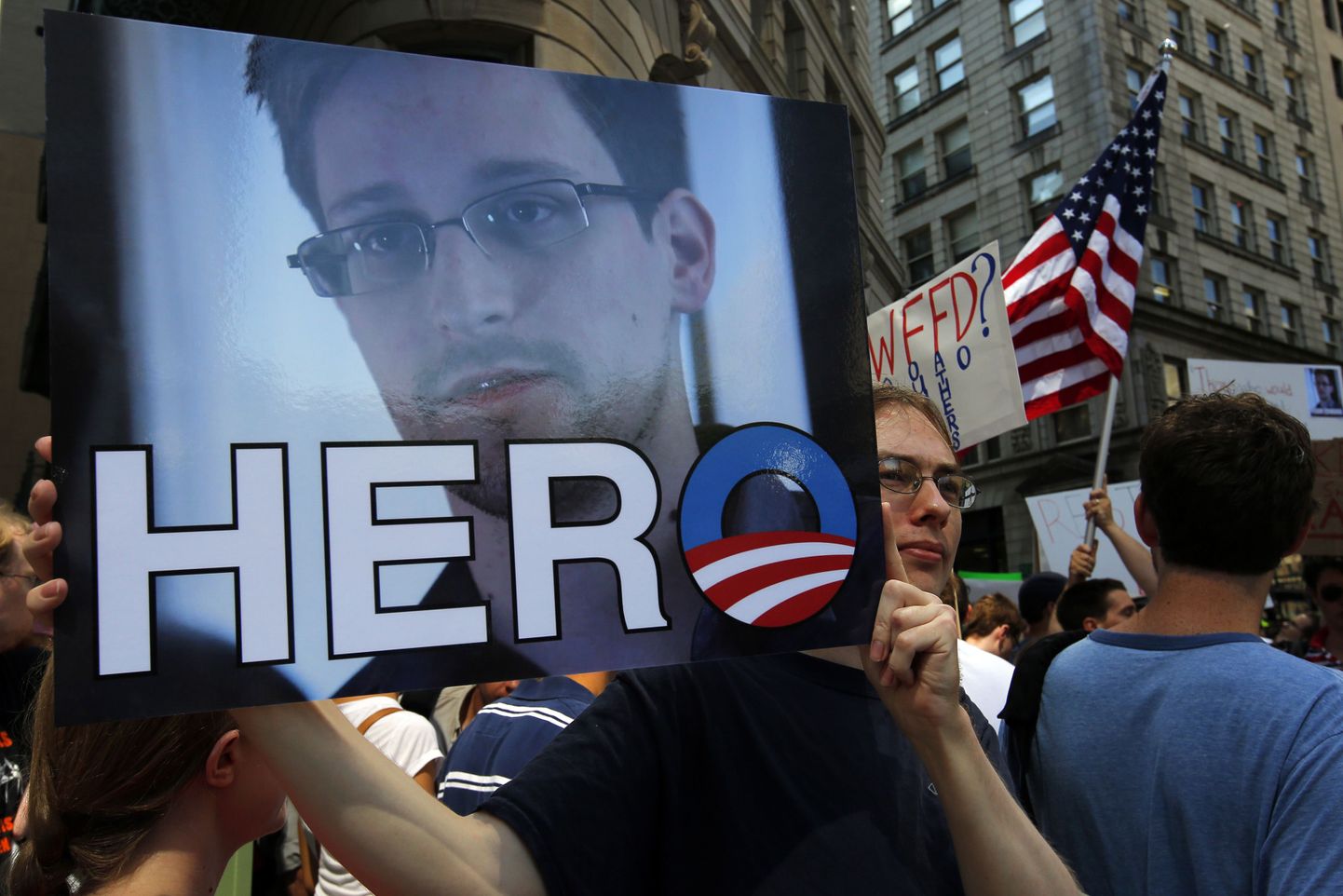 Pildil meeleavaldaja Bostonis, kes hoiab plakatit, millel nimetab Snowdenit kangelaseks.