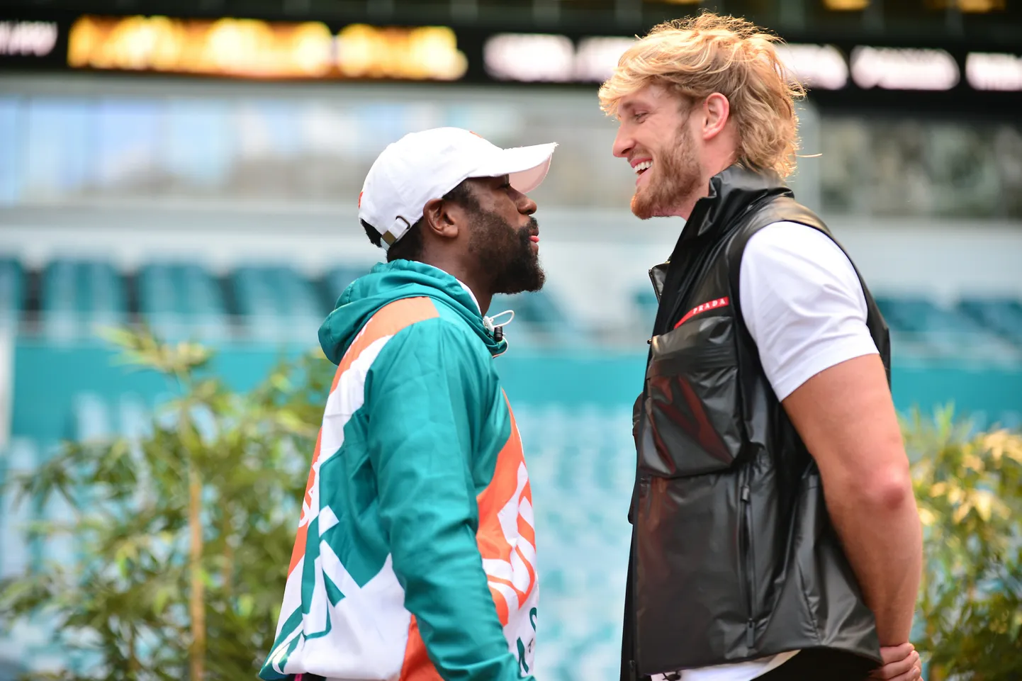 Floyd Mayweather (vasakul) ja Logan Paul.