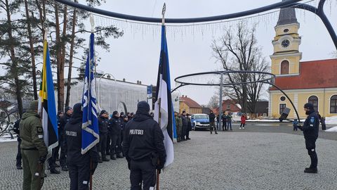 PILDID ⟩ Võru keskväljakul tänati teenekad politseinikke