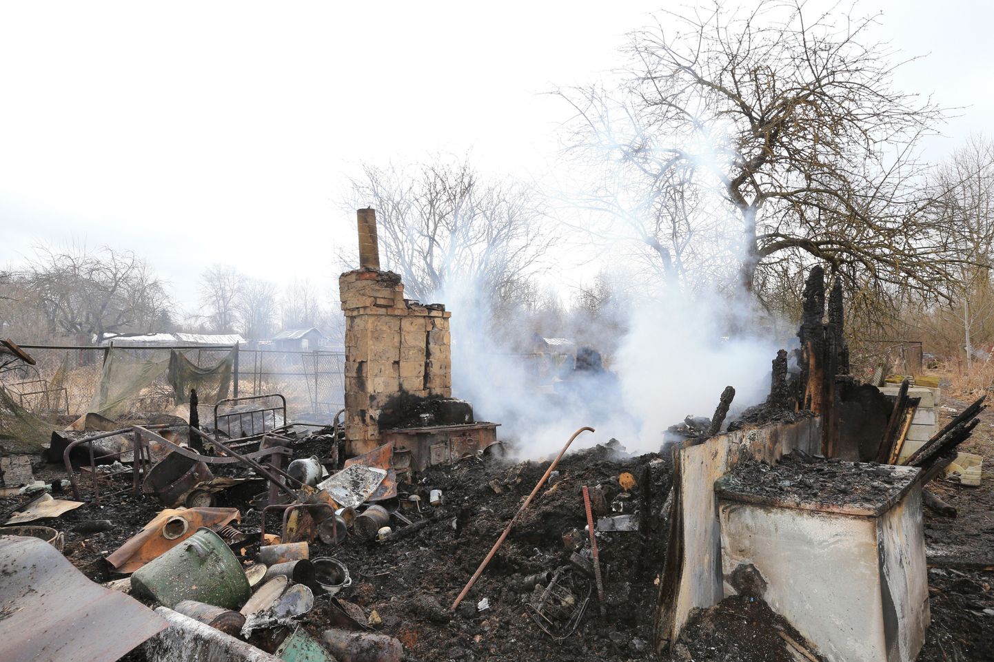 Eile enne keskpäeva suitsesid Hiinalinna lõpus ööl vastu kolmapäeva mahapõlenud aiamaja jäänused.