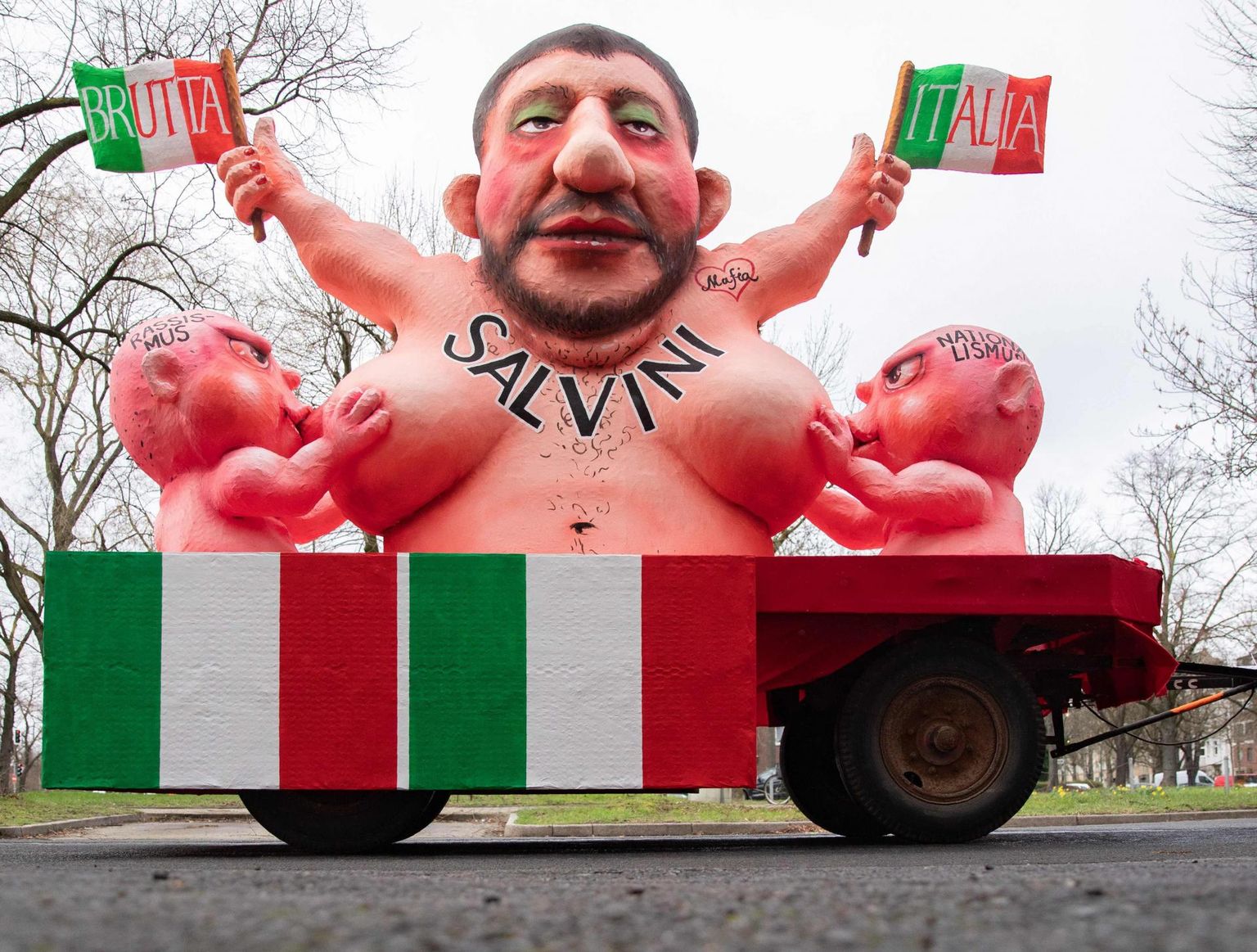 Itaalia poliitikut Matteo Salvinit kujutav skulptuur Düsseldorfis. Salvini hoiab käes Itaalia lippe, millele on kirjutatud «Kole Itaalia» ning imetab lapsi, kes kehastavad rassismi ja natsionalismi.