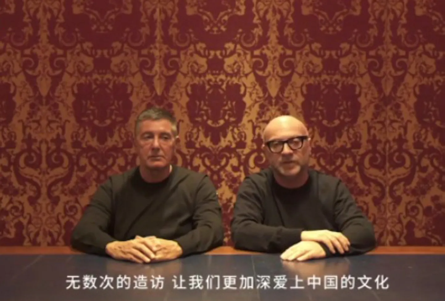 Dolce and Gabbana asutajad Domenico Dolce ja Stefano Gabbana asutajad paluvad Hiina sotsiaalmeedias vabadnust.
