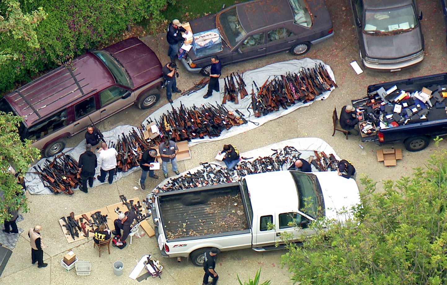 Los Angelese villast konfiskeeriti suur kogus tulirelvi.