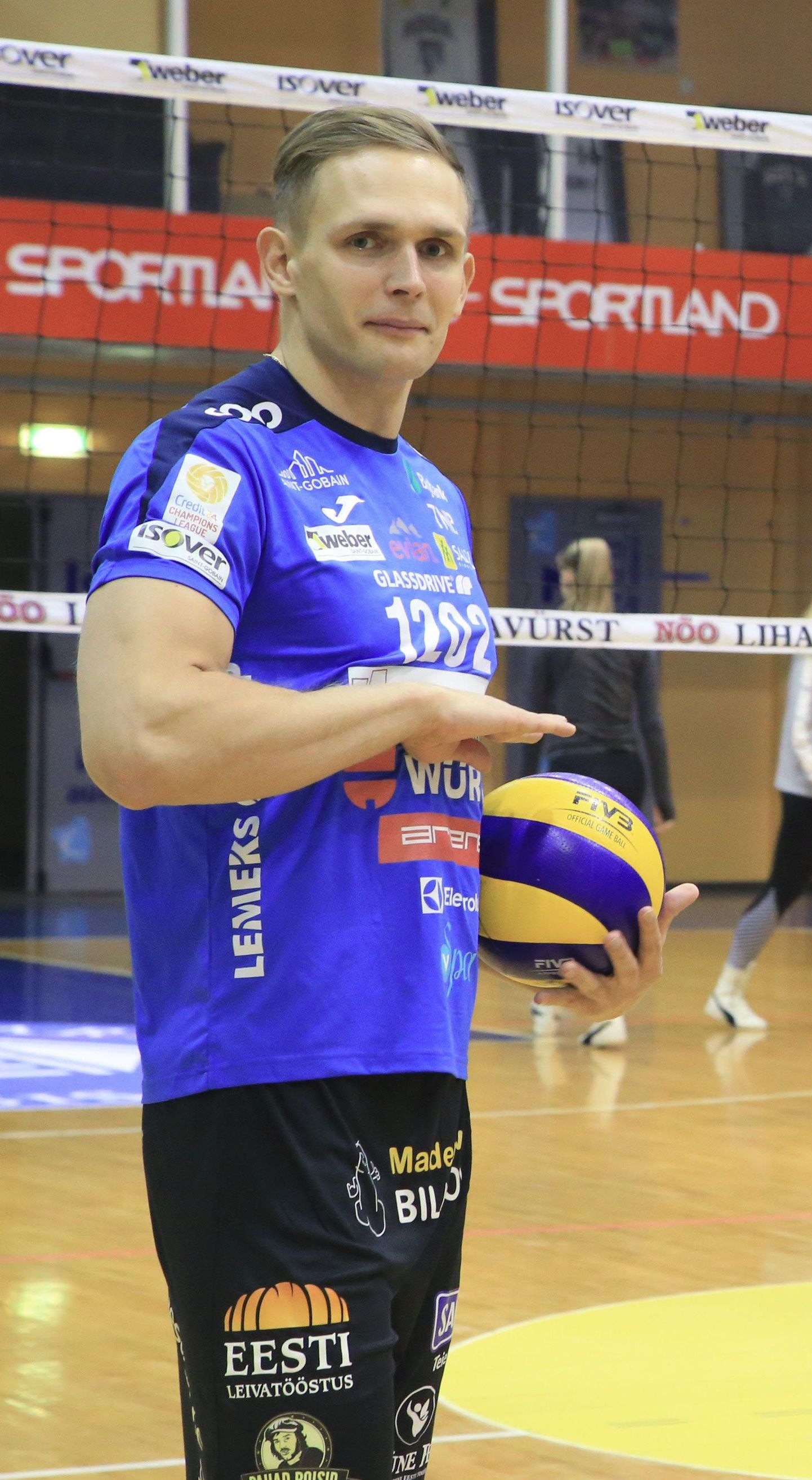 Viljandimaalt pärit võrkpallur Meelis Kivisild alustas oma kolmandat hooaega Tartu meeskonnas ning loodab tänavu koos võistkonnakaaslastega teenida vähemalt ühe kolmest tiitlist.