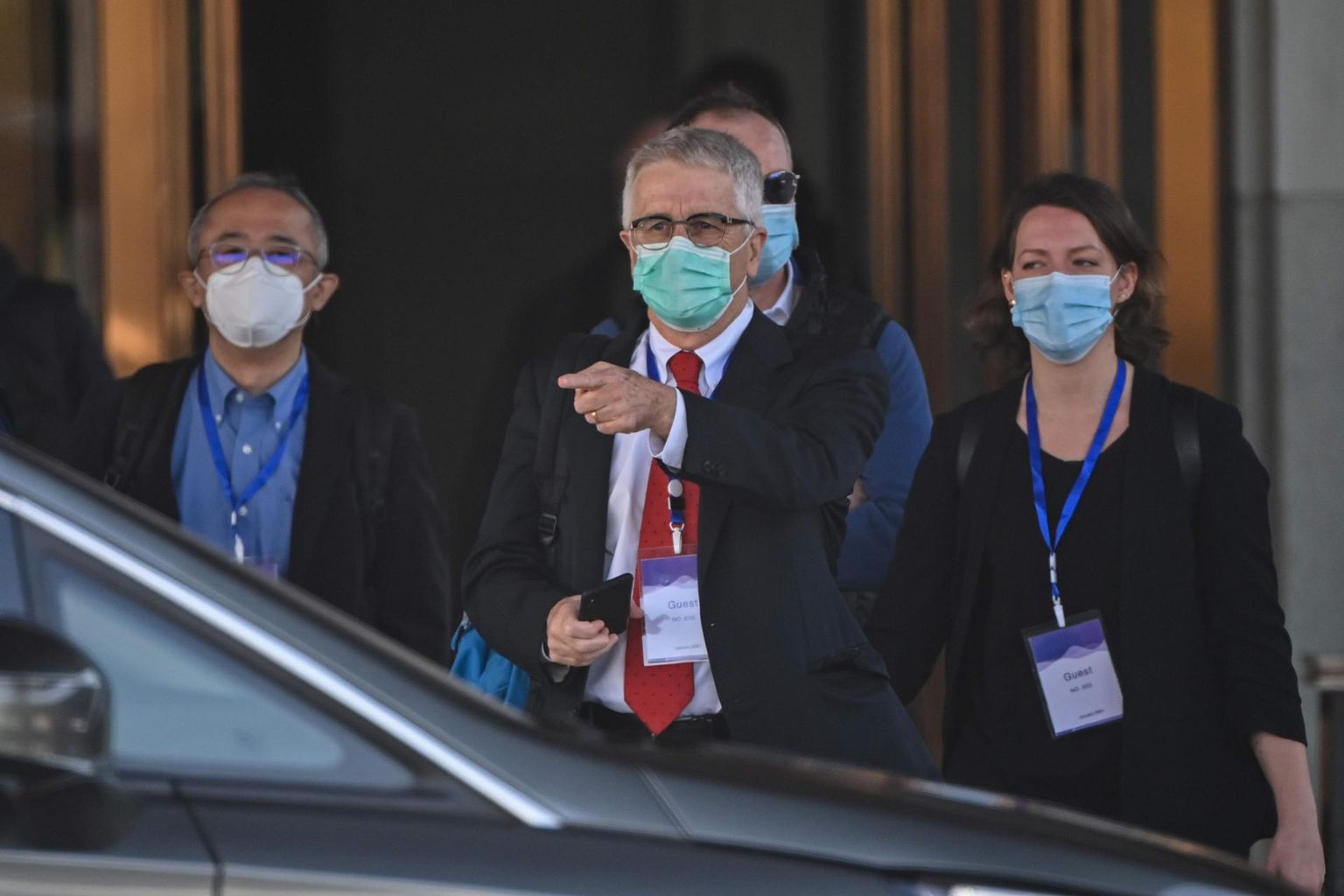 WHO uurimismeeskonna liikmed jaanuari lõpus Wuhanis. Pildil keskel Austraalia nakkushaiguste ekspert Dominic Dwyer.