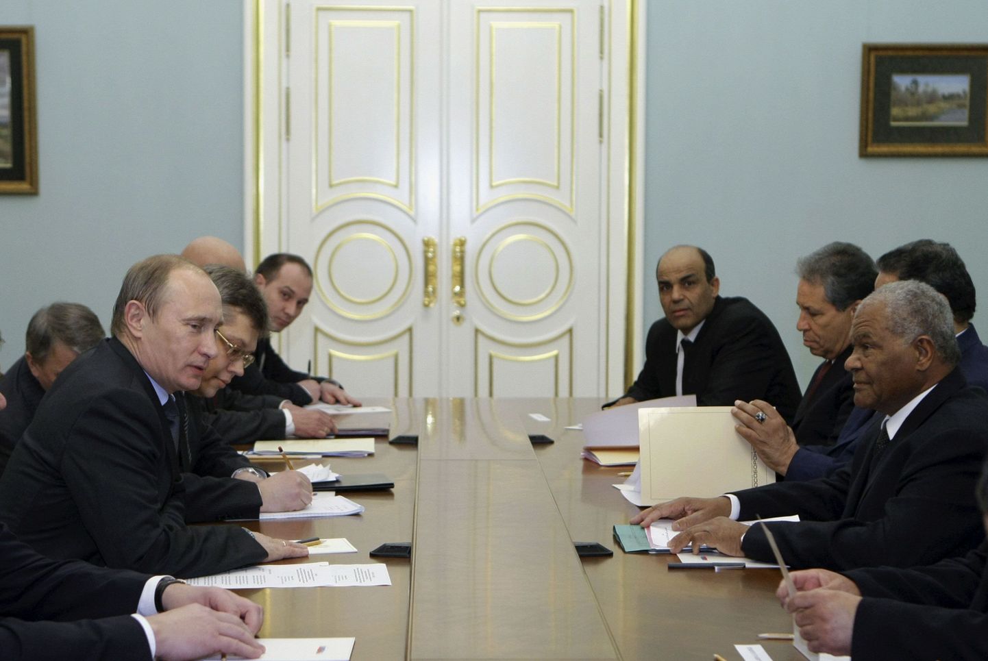 Vene peaminister Vladimir Putin (vasakul) ja  Liibüa kaitseminister kindralmajor Abu Bakr Yunis Jaber (paremal) kohtusid Moskvas.