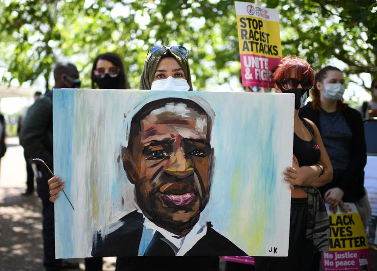 Protestija kandmas Suurbritannias Londonis 13. juunil toimunud rassismivastasel protestil George Floydi pilti